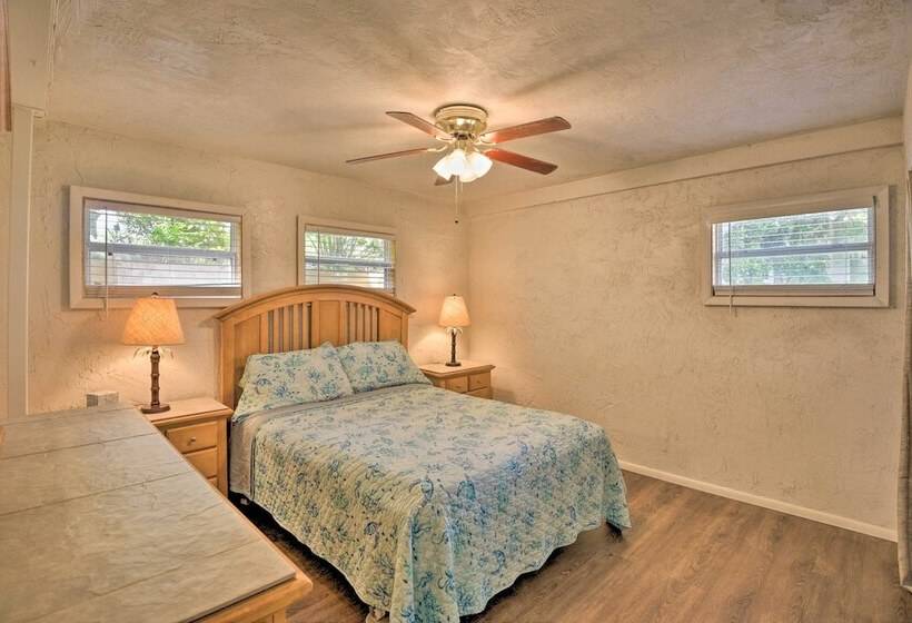 Waterfront Welaka Escape W/ Private Docks!