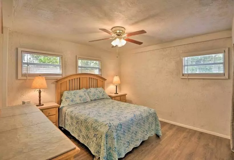 Waterfront Welaka Escape W/ Private Docks!