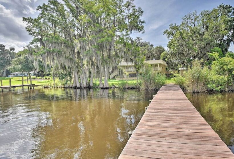 Waterfront Welaka Escape W/ Private Docks!