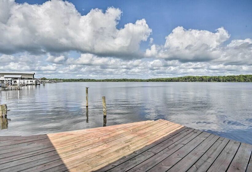 Waterfront Welaka Escape W/ Private Docks!