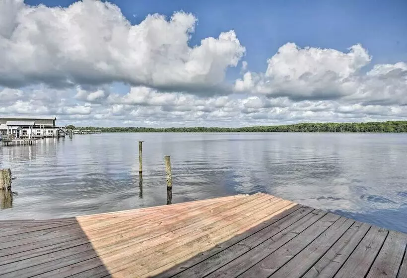Waterfront Welaka Escape W/ Private Docks!
