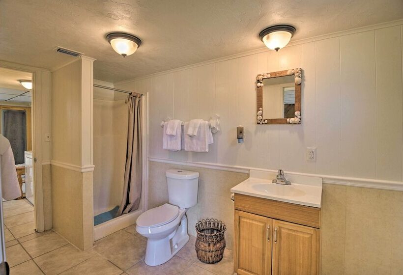 Waterfront Welaka Escape W/ Private Docks!