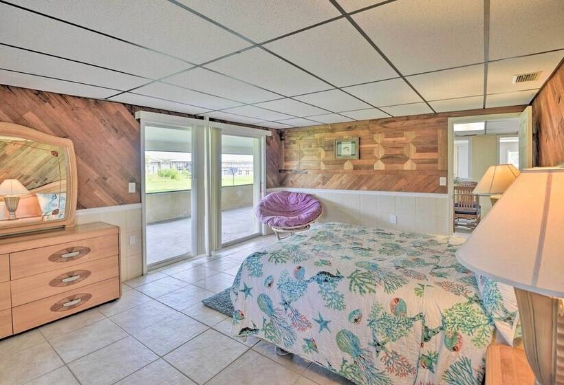 Waterfront Welaka Escape W/ Private Docks!