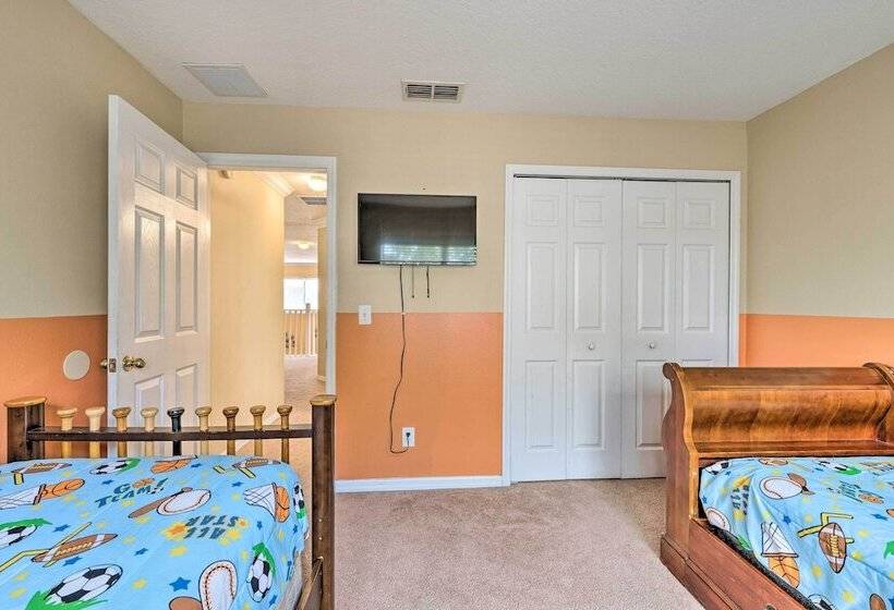 Spacious Family Home W/ Spa In Davenport!