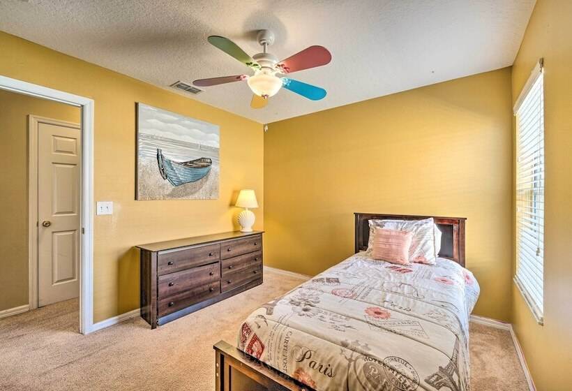 Spacious Family Home W/ Spa In Davenport!