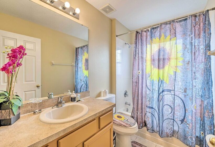 Spacious Family Home W/ Spa In Davenport!