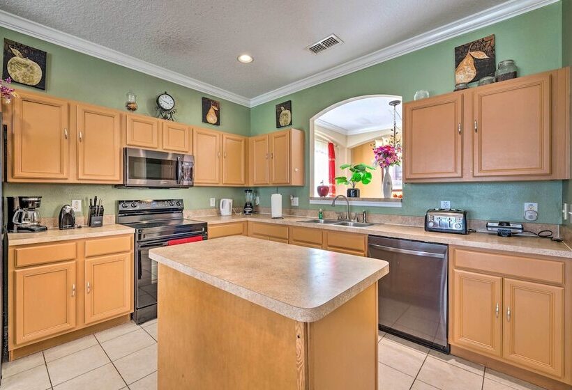 Spacious Family Home W/ Spa In Davenport!