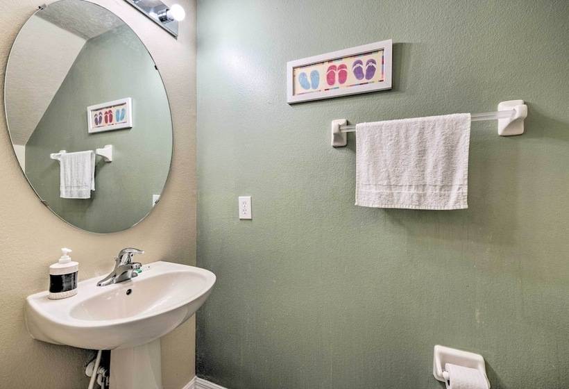 Spacious Family Home W/ Spa In Davenport!