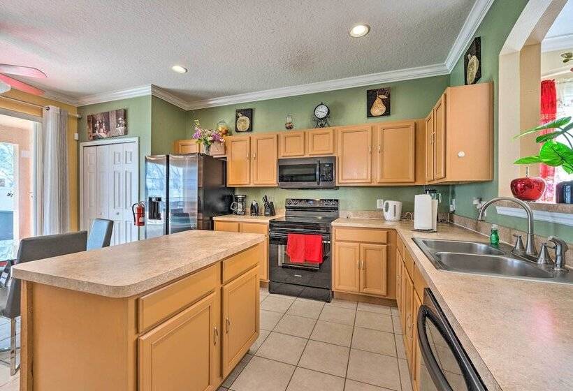 Spacious Family Home W/ Spa In Davenport!