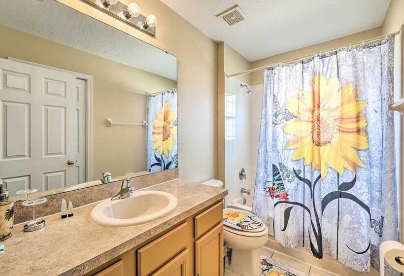 Spacious Family Home W/ Spa In Davenport!