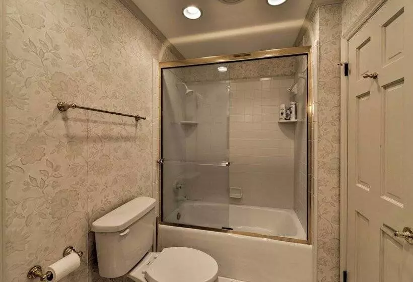 Bayfront Blounts Creek Home: Private Beach + Dock!