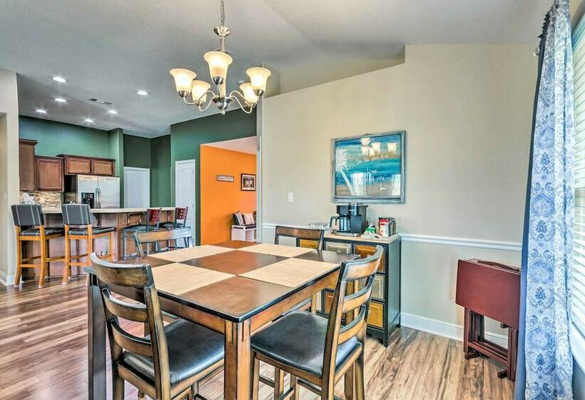 Bright Pensacola Home W/ Yard ~ 7 Mi To Beach