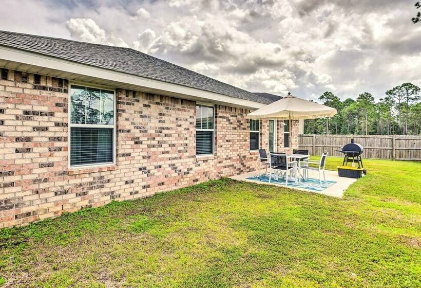Bright Pensacola Home W/ Yard ~ 7 Mi To Beach