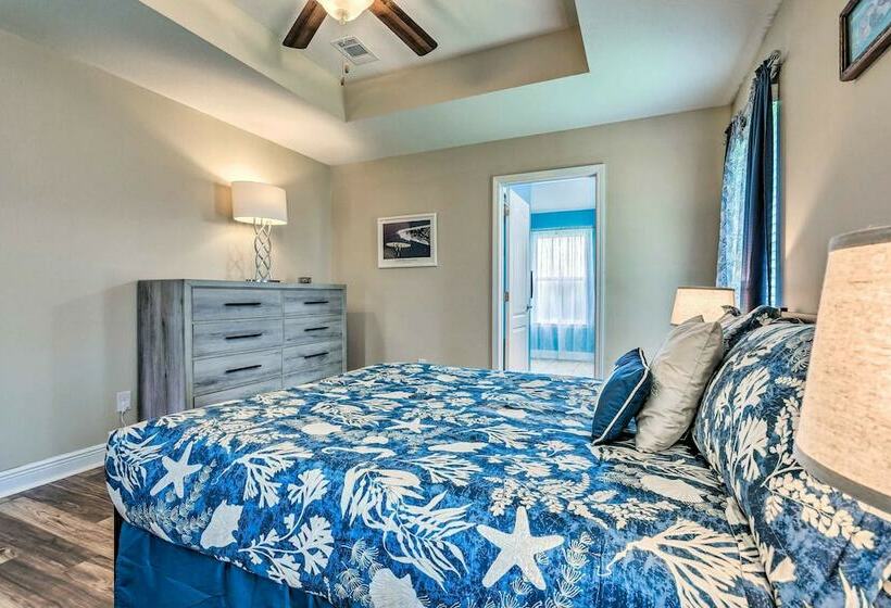 Bright Pensacola Home W/ Yard ~ 7 Mi To Beach