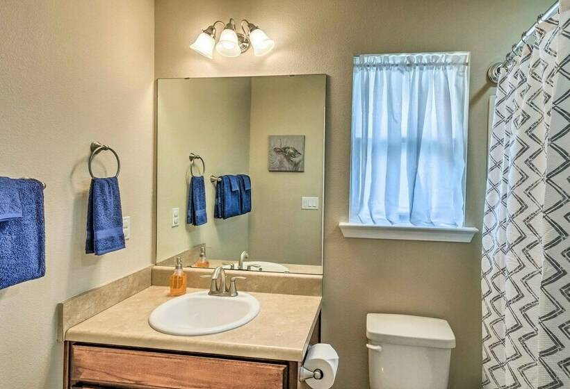 Bright Pensacola Home W/ Yard ~ 7 Mi To Beach