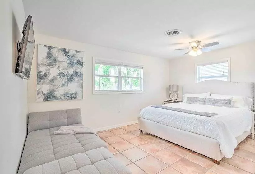 Canalfront Family Home W/ Boat Dock & Games!