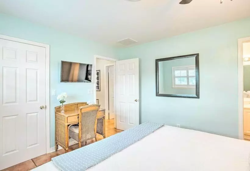 Canalfront Family Home W/ Boat Dock & Games!