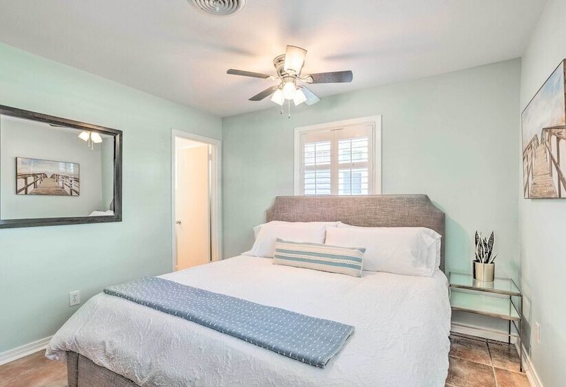 Canalfront Family Home W/ Boat Dock & Games!