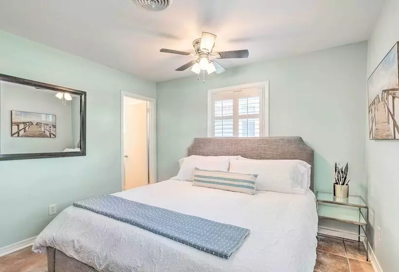 Canalfront Family Home W/ Boat Dock & Games!