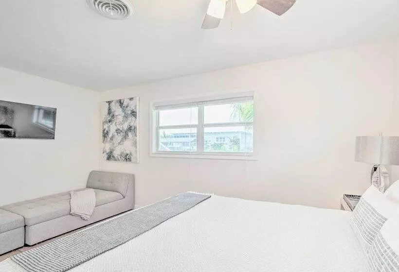 Canalfront Family Home W/ Boat Dock & Games!