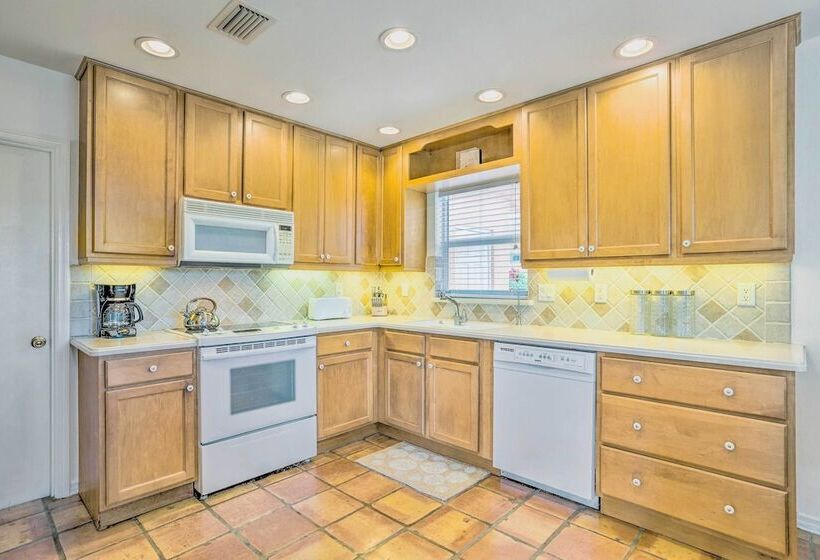 Canalfront Family Home W/ Boat Dock & Games!