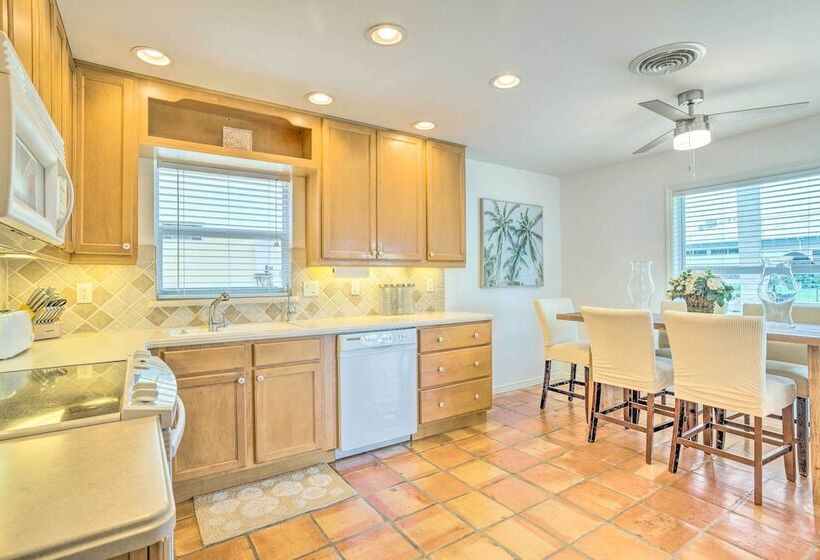 Canalfront Family Home W/ Boat Dock & Games!