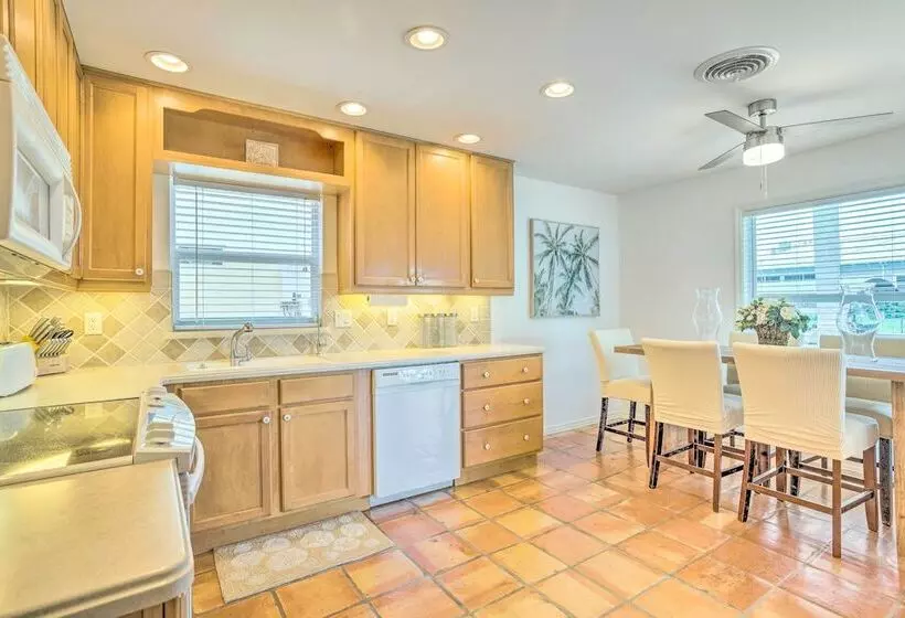 Canalfront Family Home W/ Boat Dock & Games!