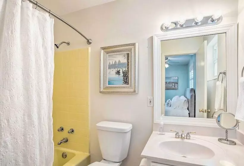 Canalfront Family Home W/ Boat Dock & Games!