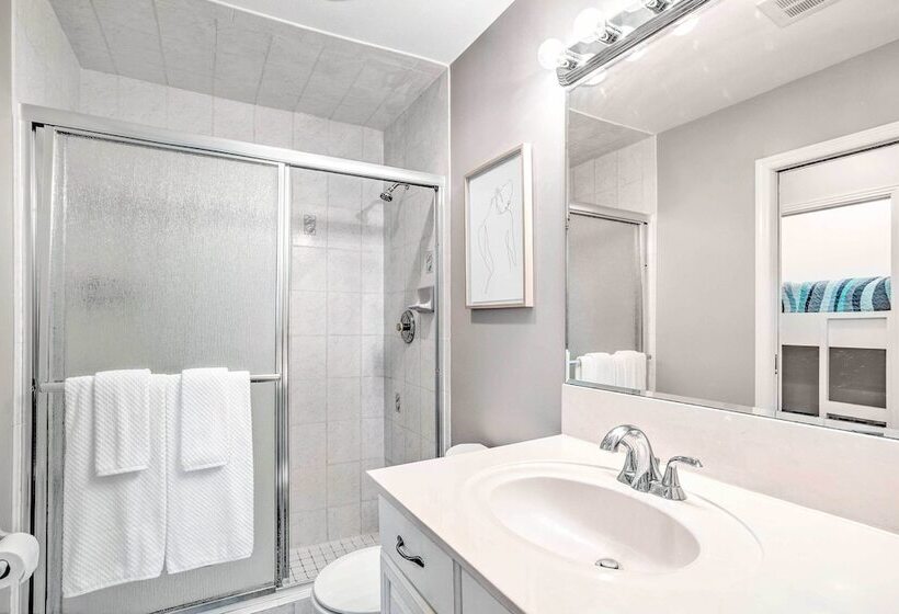 Canalfront Family Home W/ Boat Dock & Games!