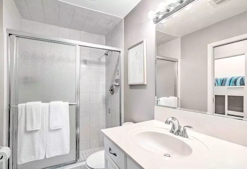 Canalfront Family Home W/ Boat Dock & Games!