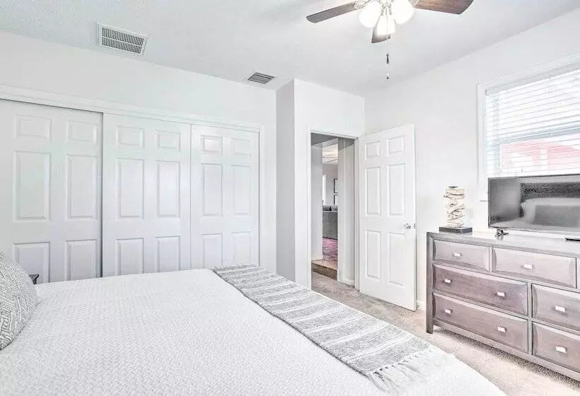 Canalfront Family Home W/ Boat Dock & Games!