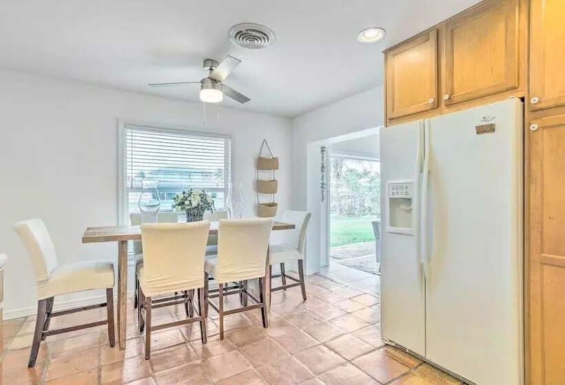 Canalfront Family Home W/ Boat Dock & Games!