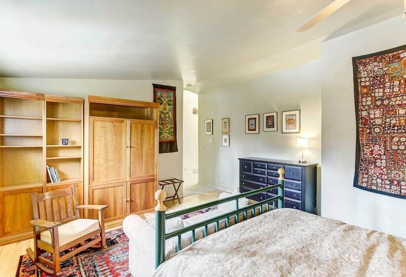 Charming Bayview Art House With Deck & Grill!