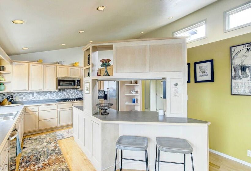 Charming Bayview Art House With Deck & Grill!