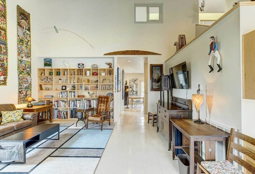 Charming Bayview Art House With Deck & Grill!