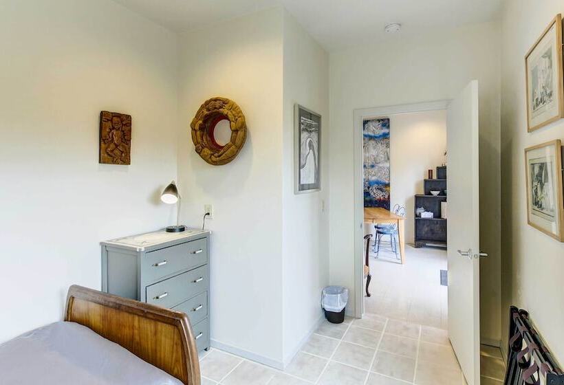 Charming Bayview Art House With Deck & Grill!