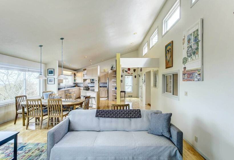 Charming Bayview Art House With Deck & Grill!