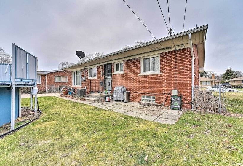 Detroit Home W/ Pool & Yard, 15 Mi To Downtown!