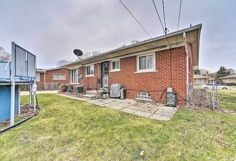 Detroit Home W/ Pool & Yard, 15 Mi To Downtown!