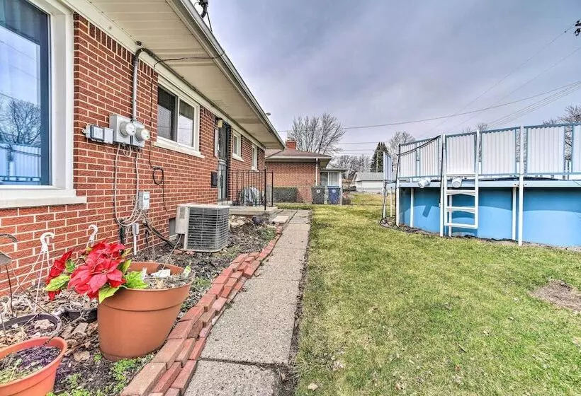 Detroit Home W/ Pool & Yard, 15 Mi To Downtown!