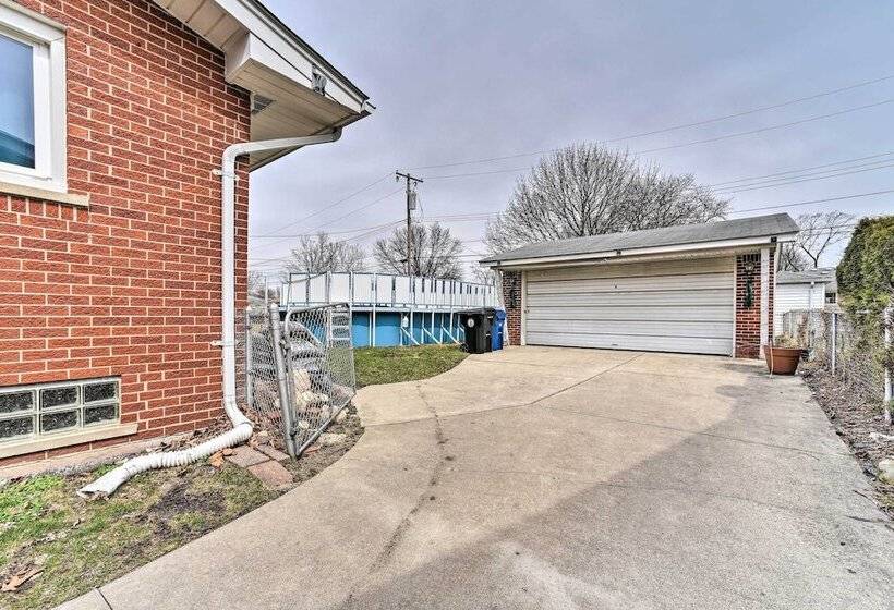 Detroit Home W/ Pool & Yard, 15 Mi To Downtown!