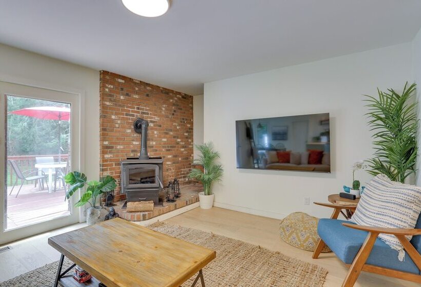 Charming Swan Lake Apartment W/ Deck!