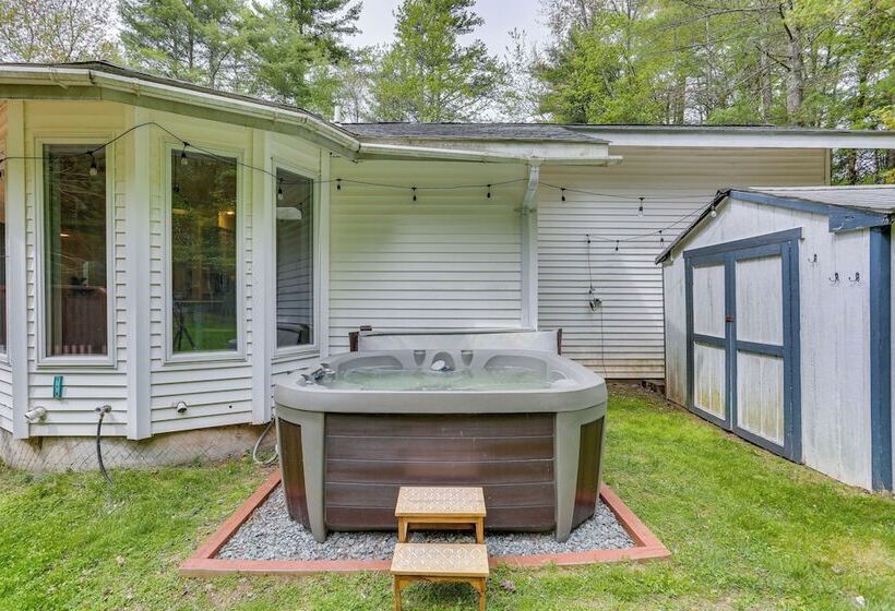 Charming Swan Lake Apartment W/ Deck!