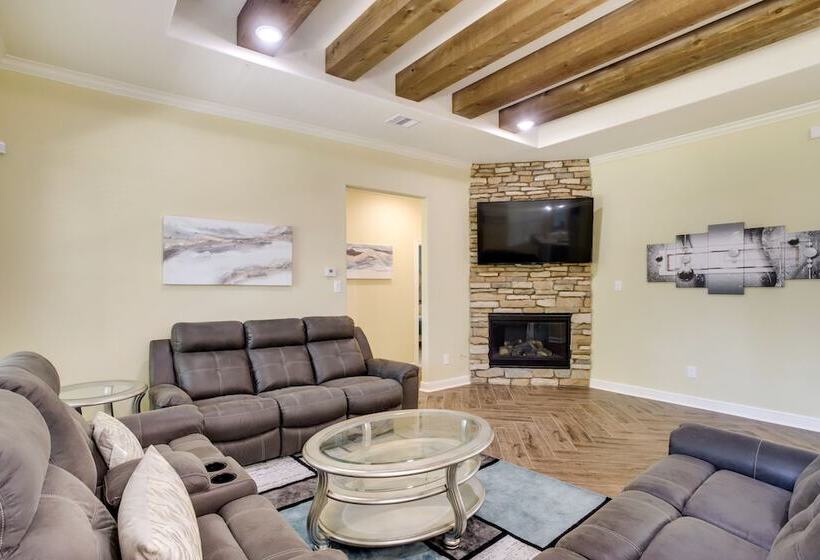 Chic Texas Abode W/ Patio & Fenced In Yard!