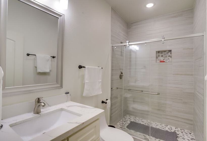 Chic Texas Abode W/ Patio & Fenced In Yard!