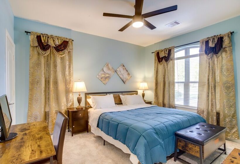 Chic Texas Abode W/ Patio & Fenced In Yard!