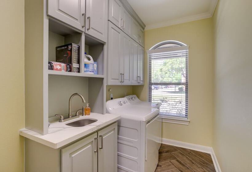 Chic Texas Abode W/ Patio & Fenced In Yard!