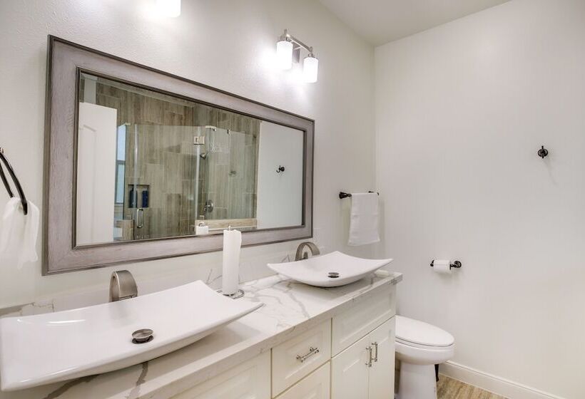 Chic Texas Abode W/ Patio & Fenced In Yard!