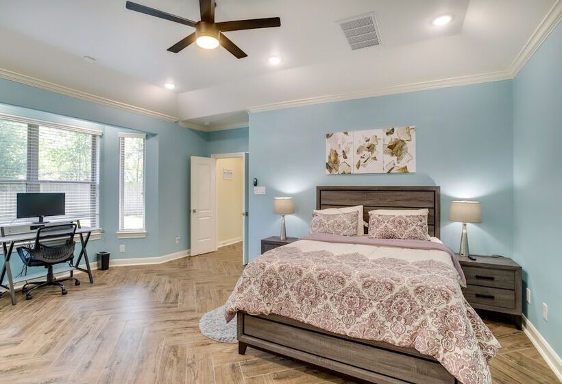 Chic Texas Abode W/ Patio & Fenced In Yard!