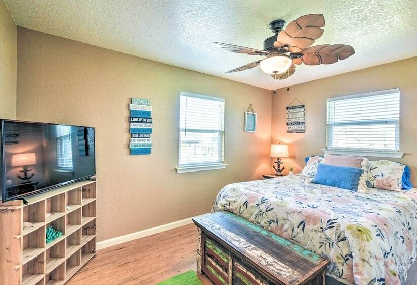 Colorful Freeport Home W/ Grill, Walk To Beach